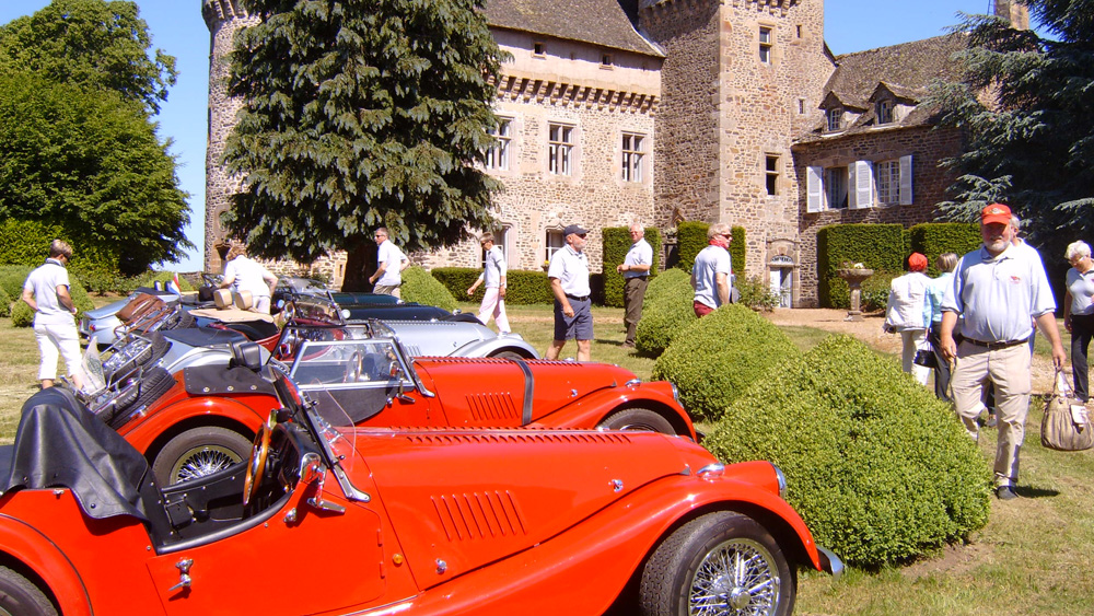 Exposition de voitures de collection au château de La Vigne dans le Cantal