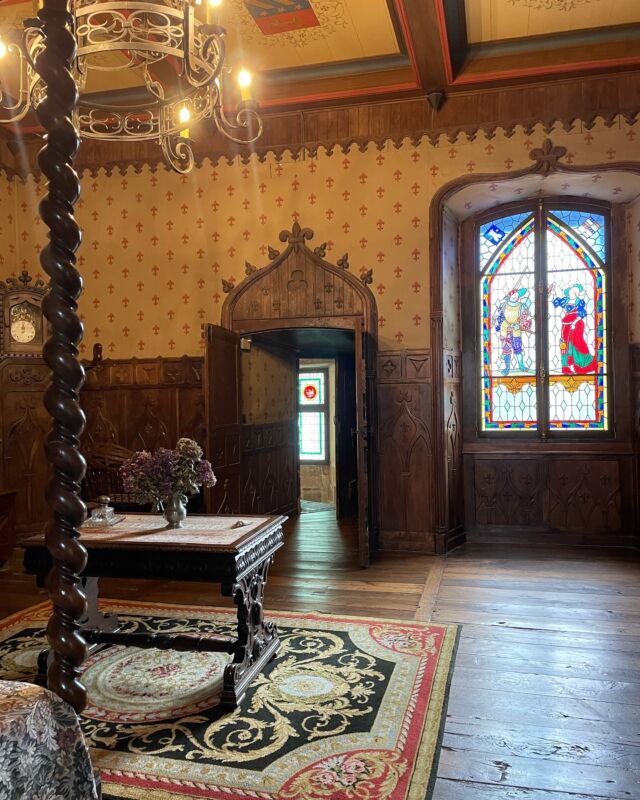La chambre Troubadour du Château de La Vigne: soit vous la visitez soit vous y dormez!
#chambresdhotes #demeurehistorique #paysdemauriac #paysdesalers #cantaldestination #cantal #auvergne #neogothique