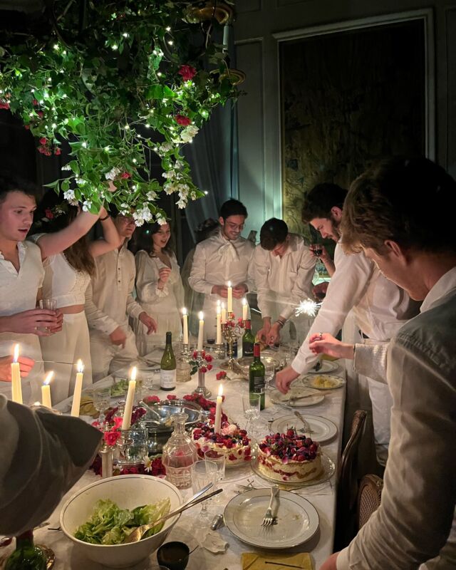 Avoir le sens de la fête 🤍✨ #solsticedete #chateaudelavigne #whiteparty #cantalauvergne #dinerenblanc #artdevivrealafrancaise